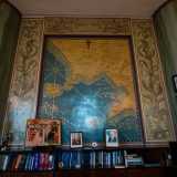 Le pareti sono riempite da disegni raffiguranti antiche mappe geografiche, sulle colonne campeggiano le foto di tutti i generali che si sono susseguiti nel tempo...
